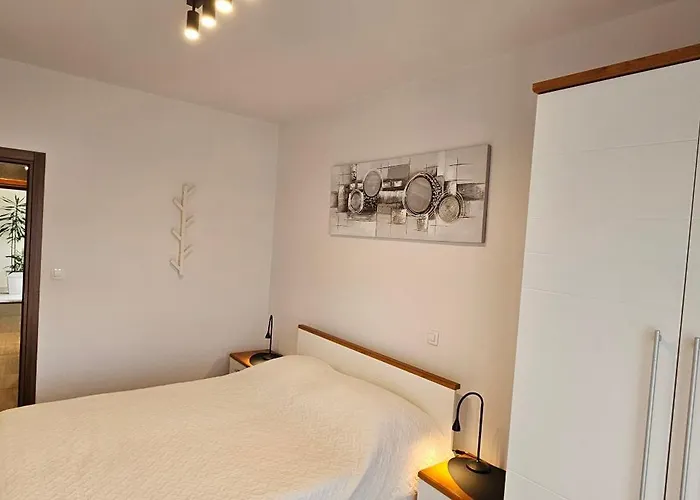 Huljić 3* Hvar Town