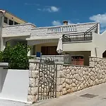 Huljic Πανσιόν Χβαρ