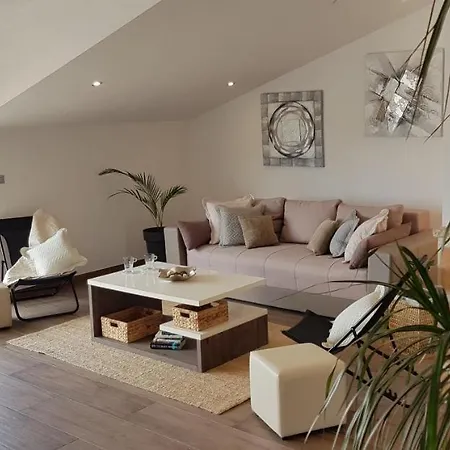 Huljic 3* חוואר