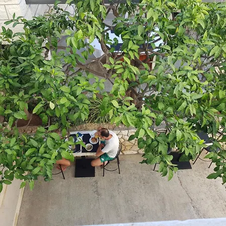 Huljic בית הארחה 3*