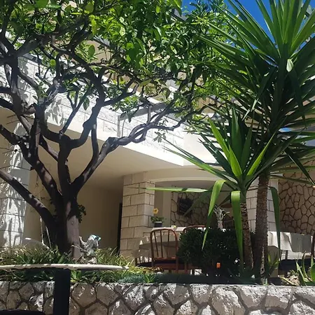 Huljic 3* חוואר