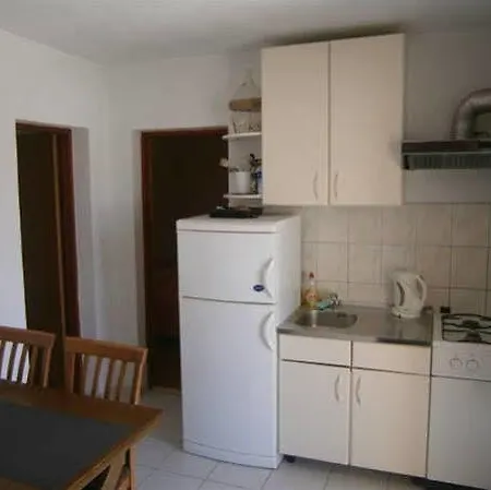 Huljic 3* חוואר